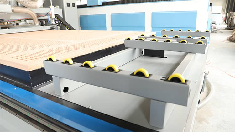 آلة التصنيع باستخدام الحاسب الآلي لصناعة الأثاث