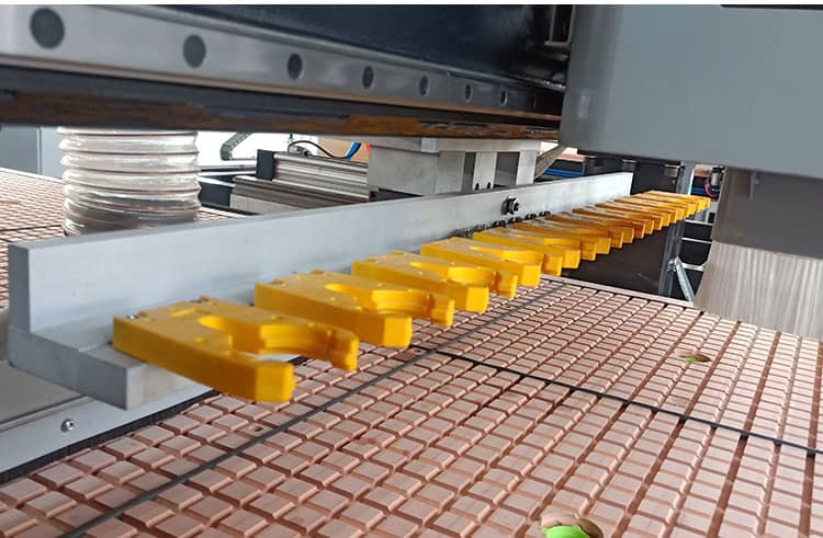 معدات صنع الأثاث