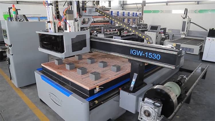 آلة التعشيش CNC.