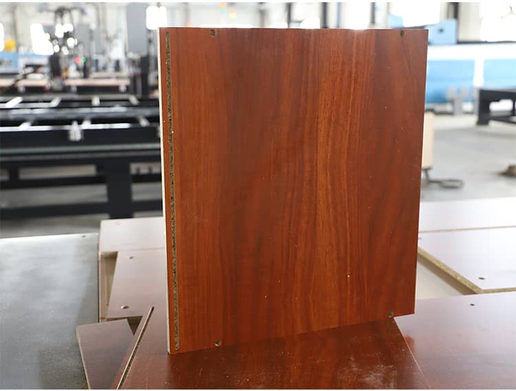 آلة التصنيع باستخدام الحاسب الآلي للخشب الرقائقي