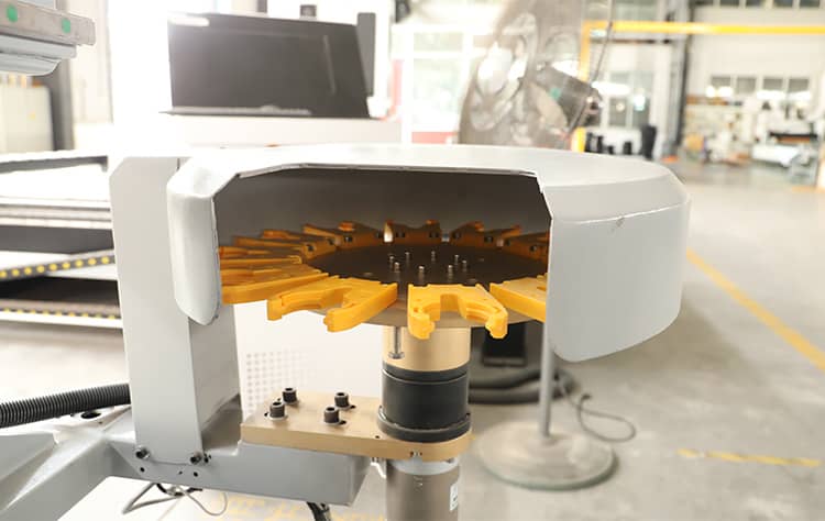 آلة التصنيع باستخدام الحاسب الآلي لخزانات